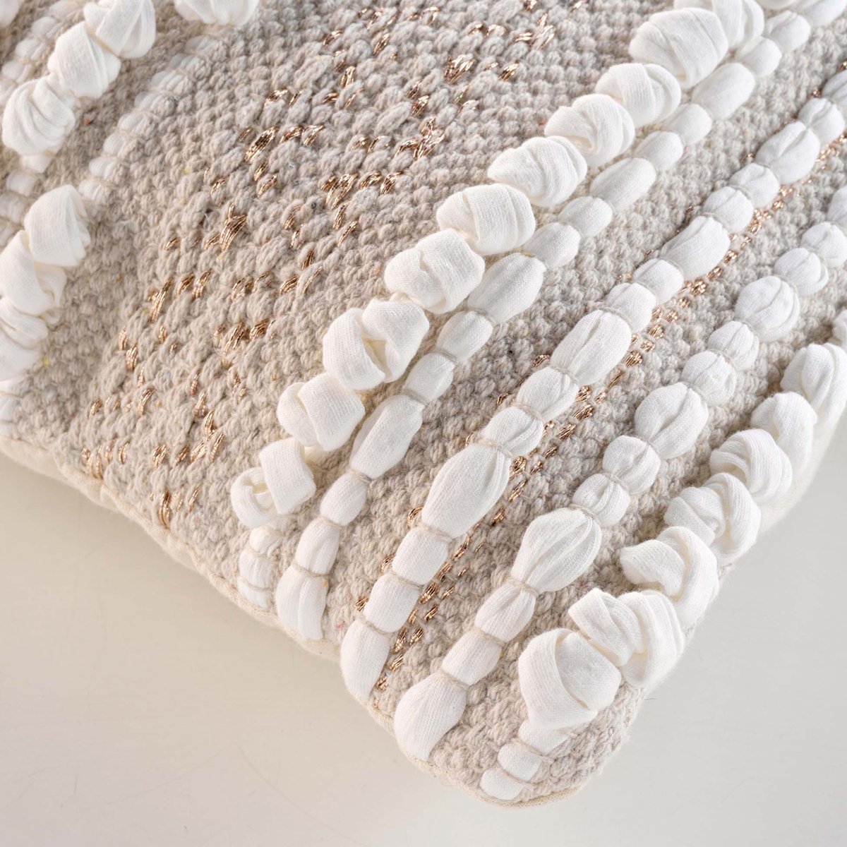 Coussin déhoussable en polycoton avec broderies et fils métallisés naturel, DOUCEUR D'INTÉRIEUR