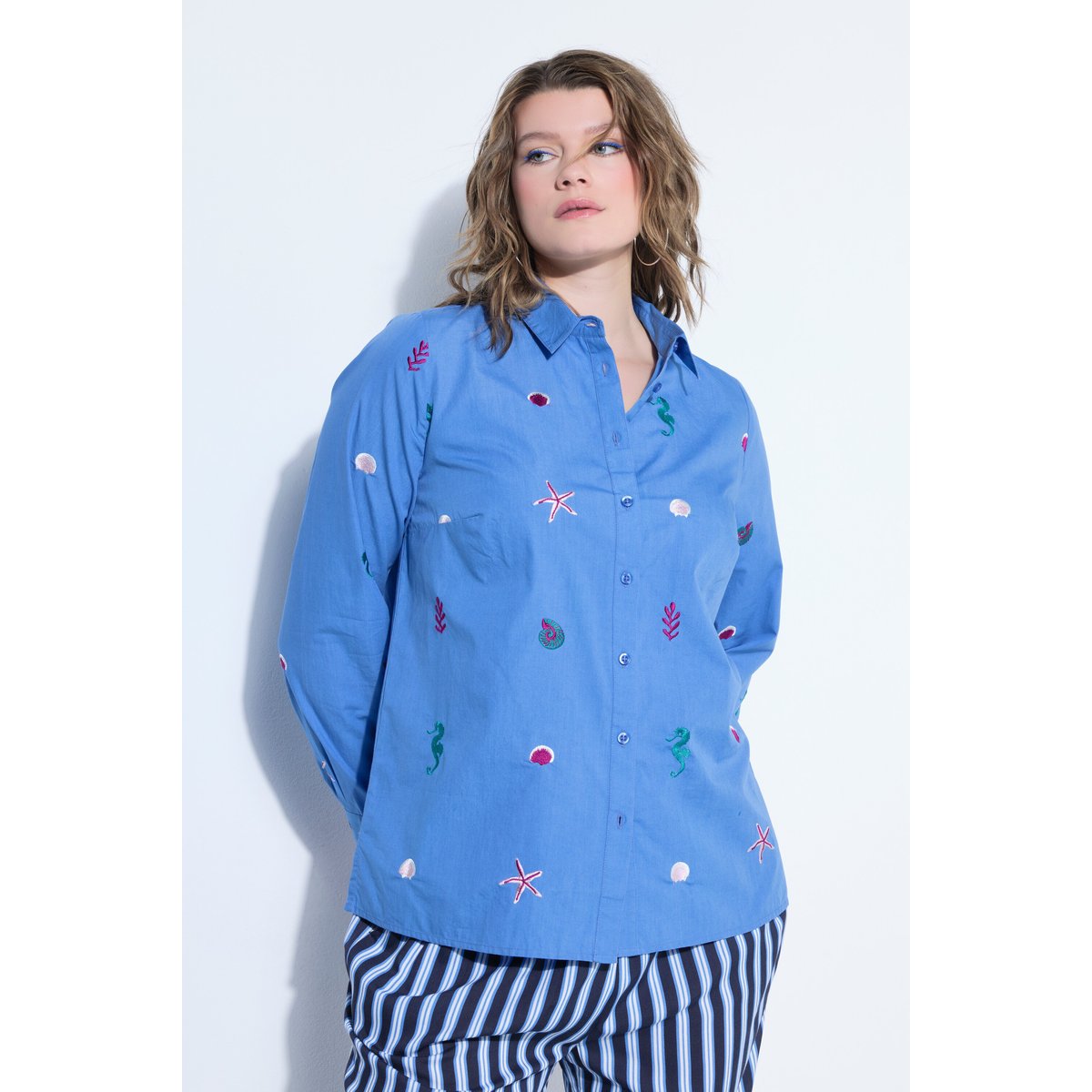 Chemisier coupe Boxy Shape, broderie mer bleu alpin, STUDIO UNTOLD