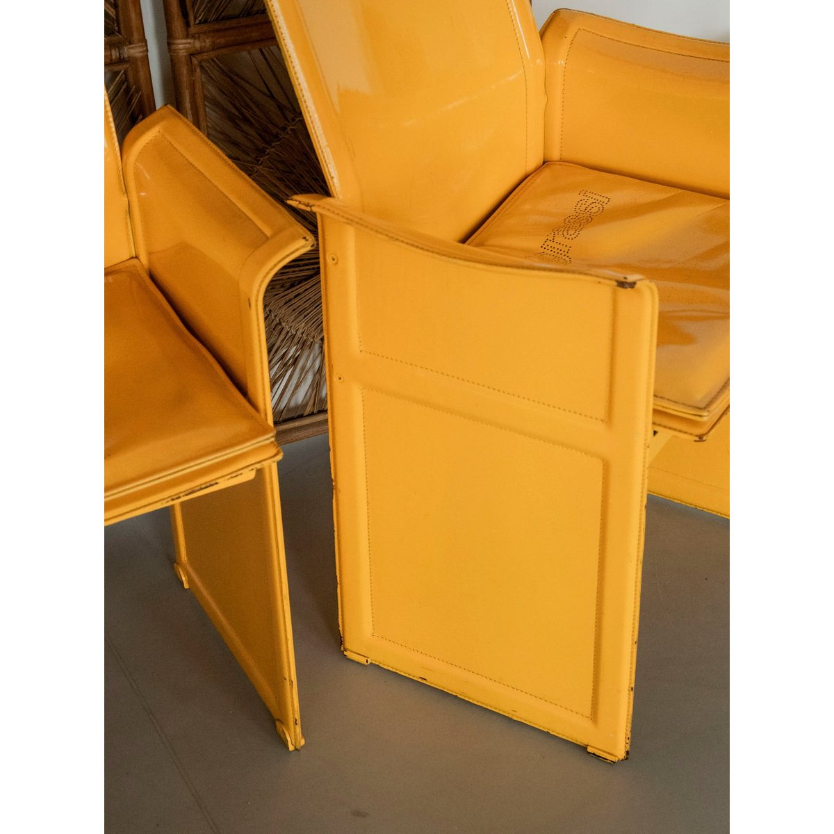 Paire de fauteuils en cuir jaune Jakob N°1240 - Bon état jaune, DEBONGOUT