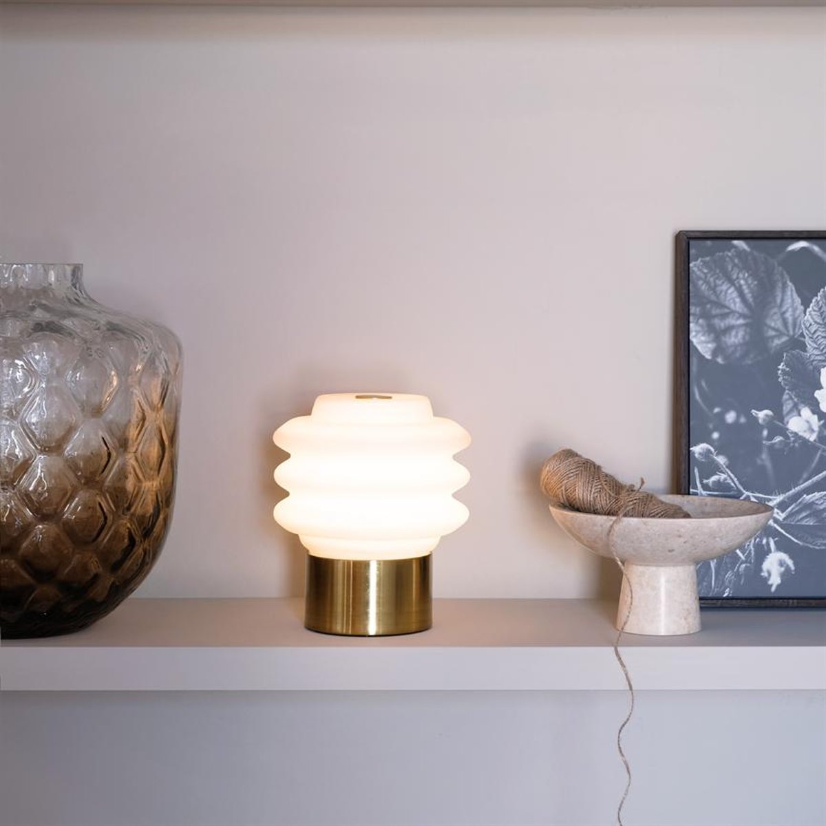 Lampe à poser LED verre opale DIVA laiton, DYBERG LARSEN