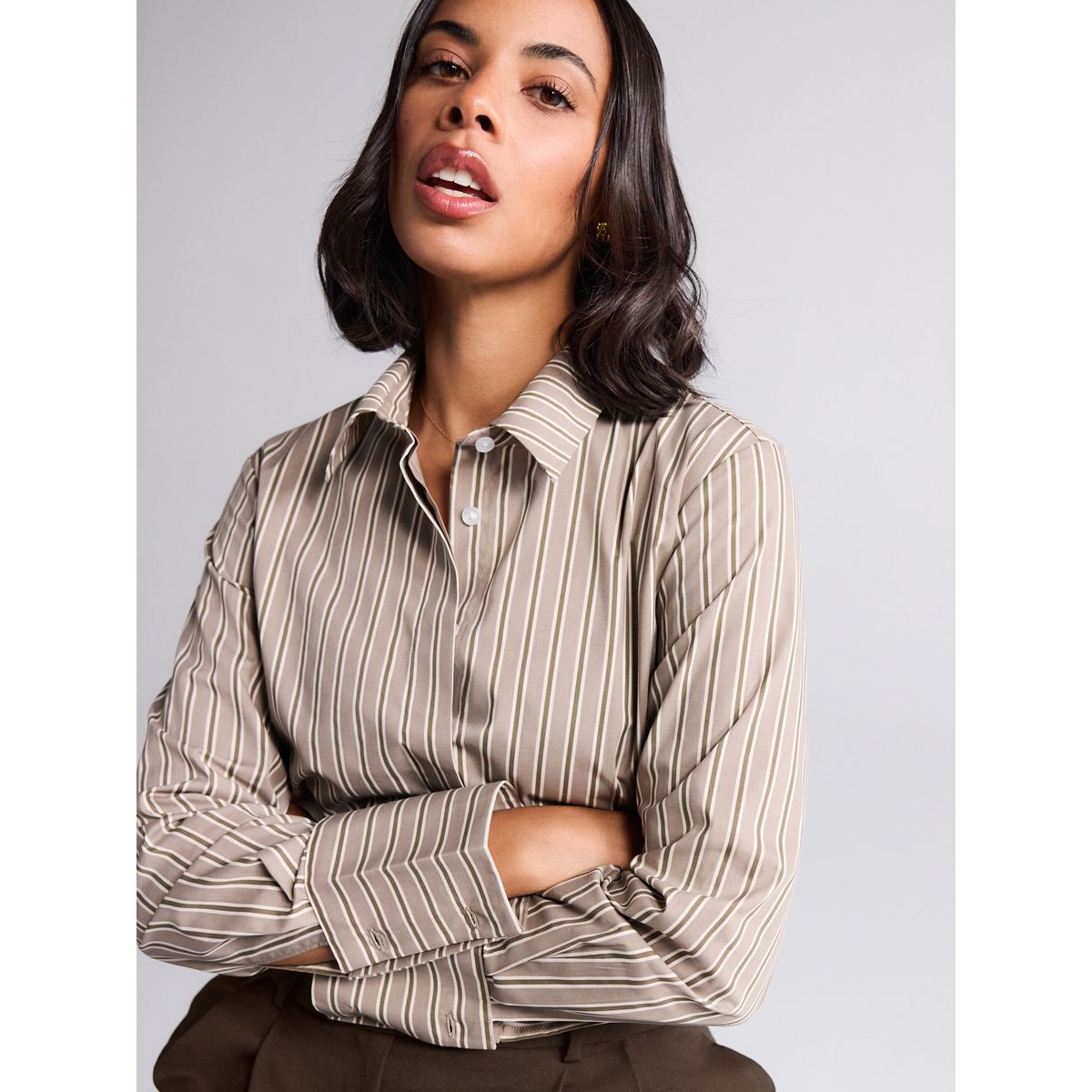 Chemise stretch ajustée à manches longues rayures marron moka, NEXT