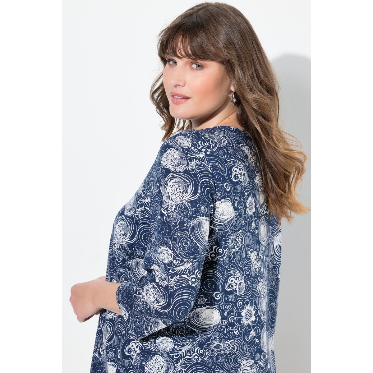 T-shirt en coton bio avec passepoils. Col bleu marine, ULLA POPKEN