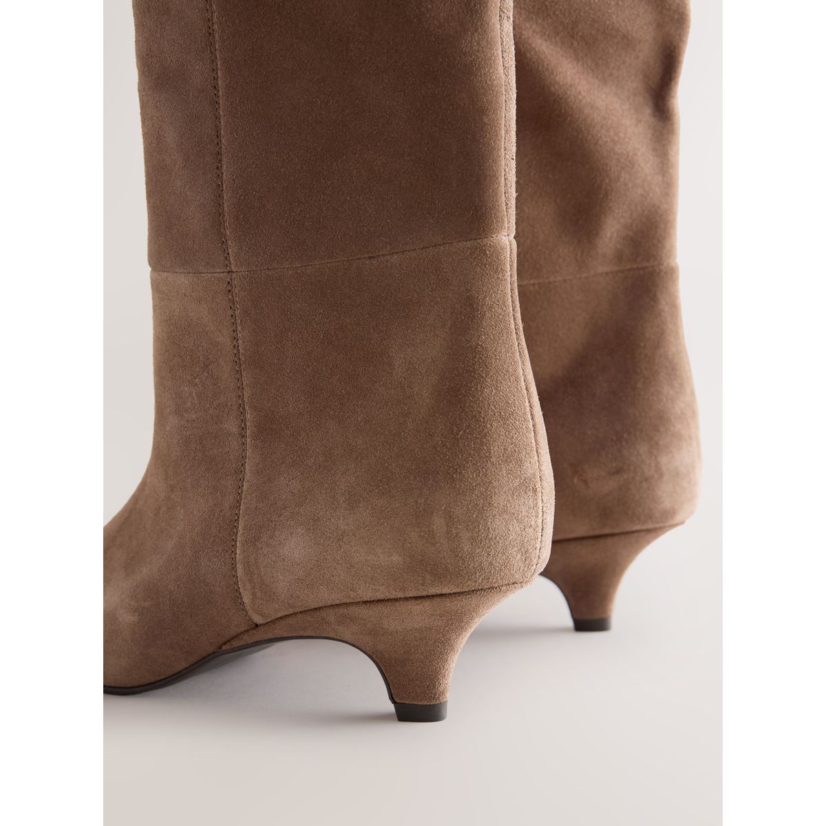 Bottes hauteur genou bout ciselé/petit talon taupe/beige, NEXT