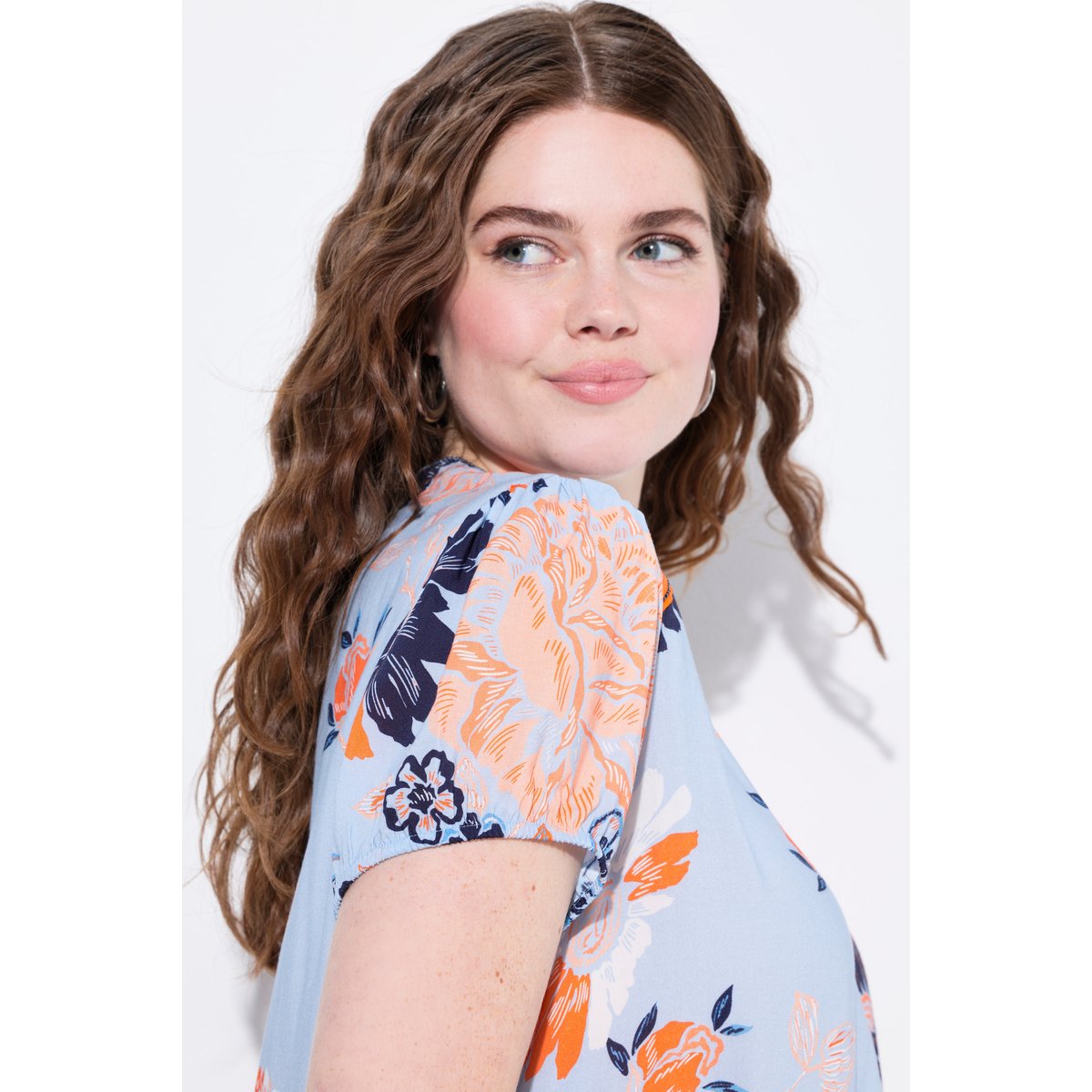 Blouse à fleurs. Manches courtes. Petit col bleu ciel, ULLA POPKEN