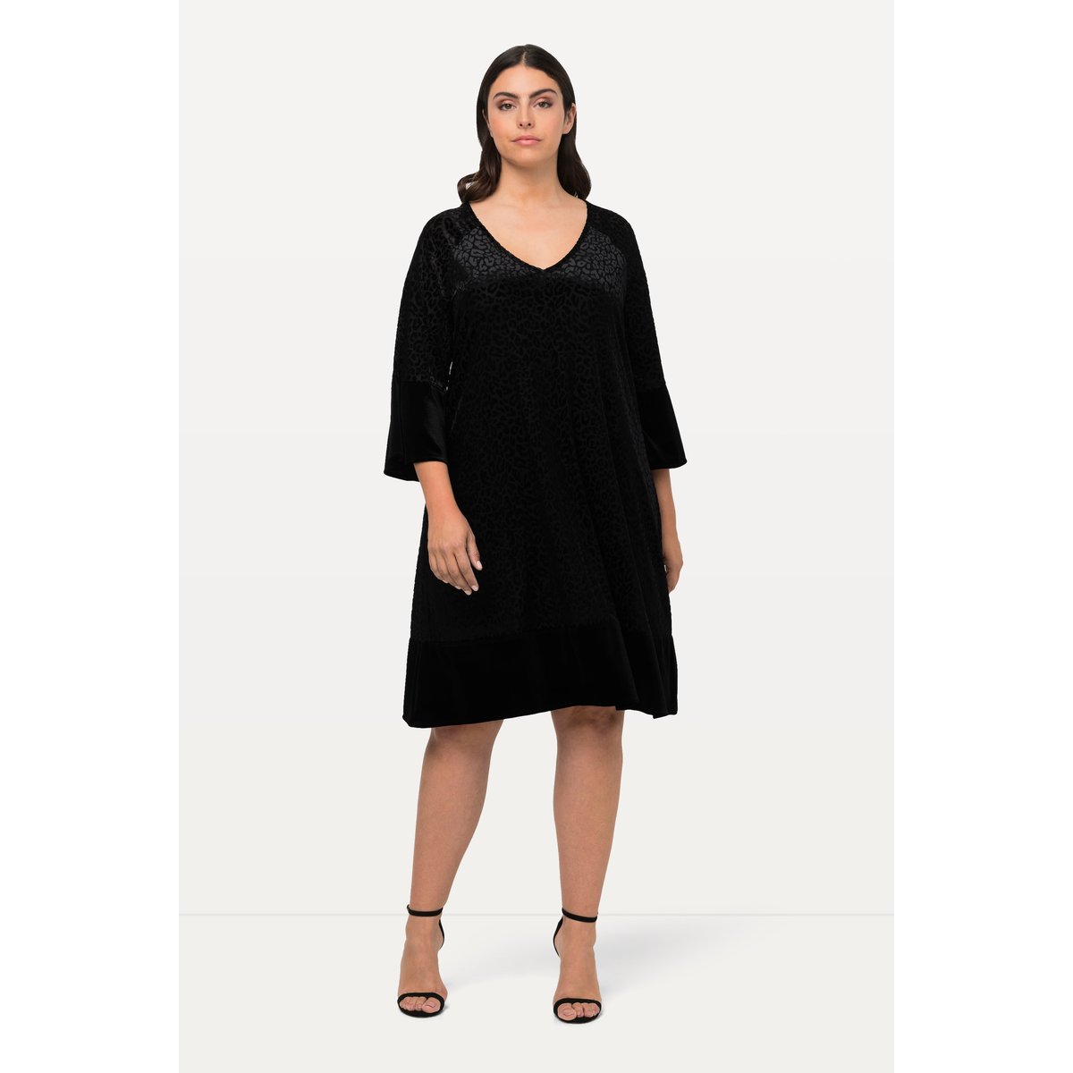 Robe midi à col rond et manches 3/4. Motif noir, ULLA POPKEN
