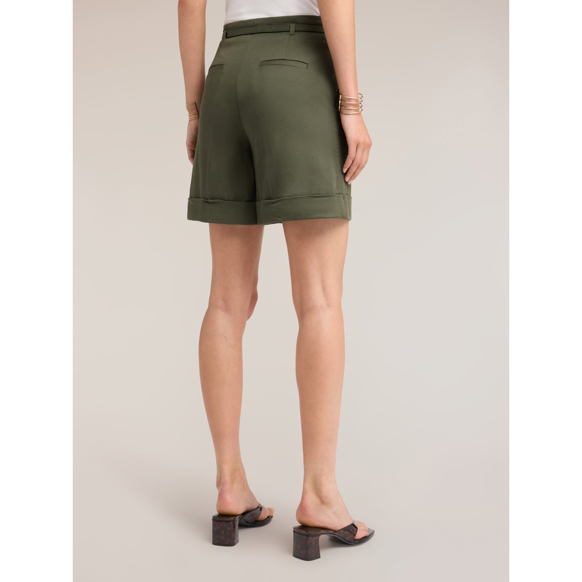 Short taille haute verde militare, MOTIVI