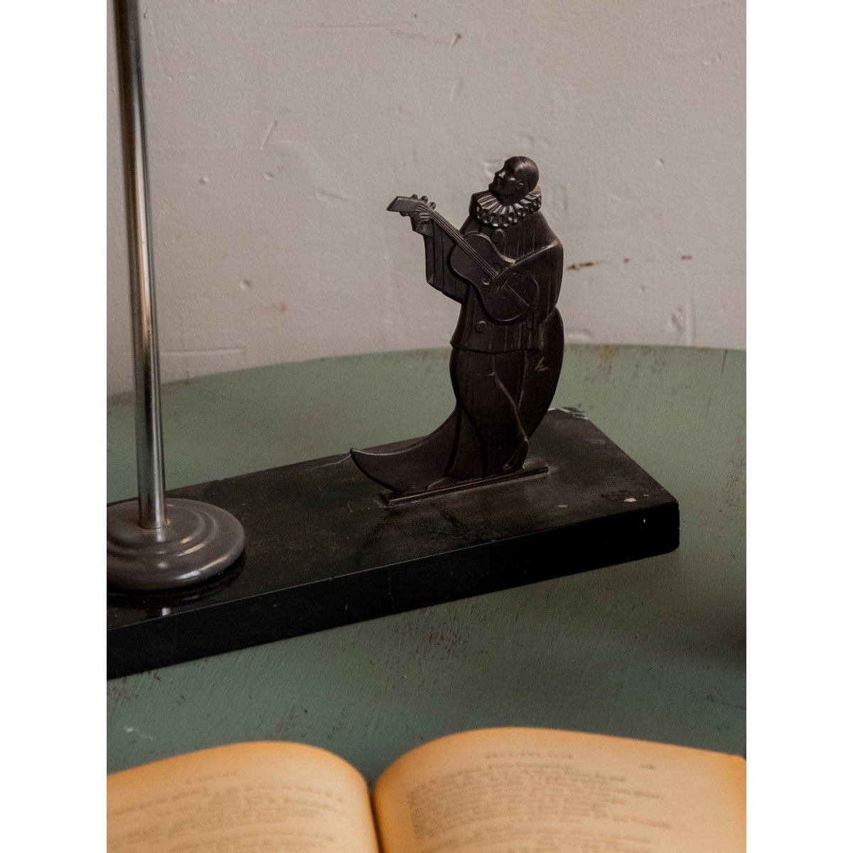 Lampe en marbre et métal sculpté Suzanne N°637 - Bon état noir, DEBONGOUT