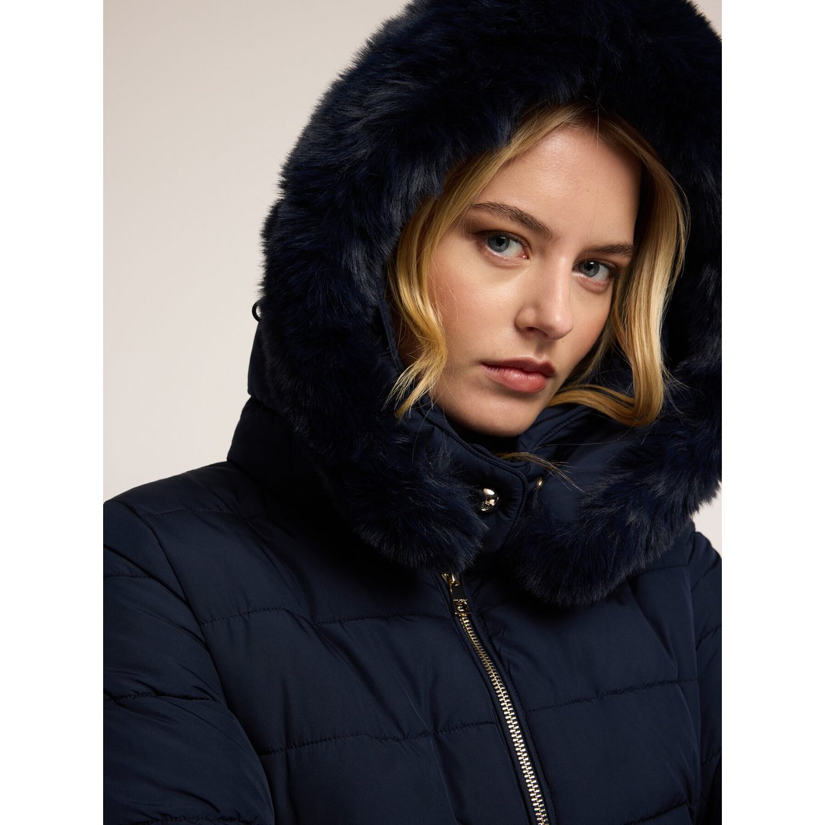 Veste matelassée courte à capuche bleu, MOTIVI
