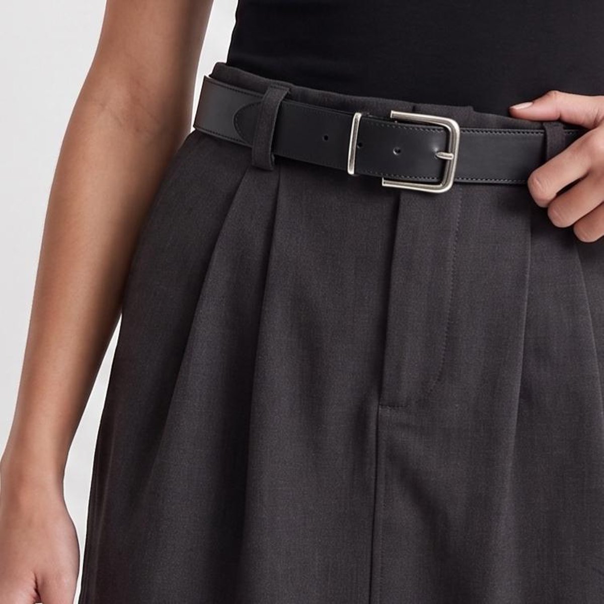 Jupe midi évasée à taille haute avec ceinture et plis à l'avant FLINA gris, ARTLOVE
