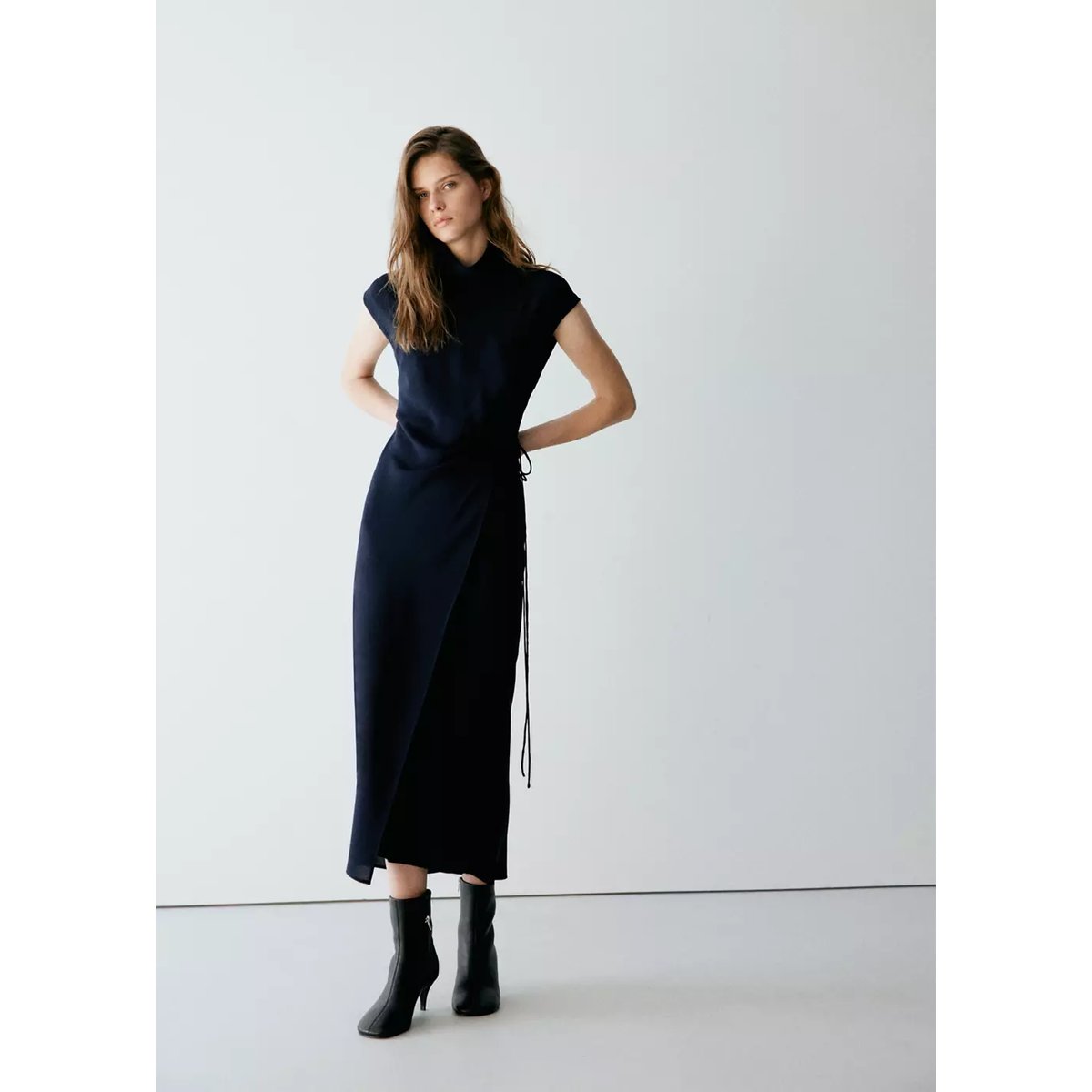 Robe col montant croisé bleu marine foncé, MANGO