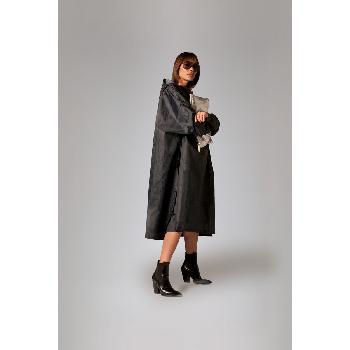 Poncho de pluie imperméable BACK TO BLACK ART CAMO noir absolu, RAINKISS