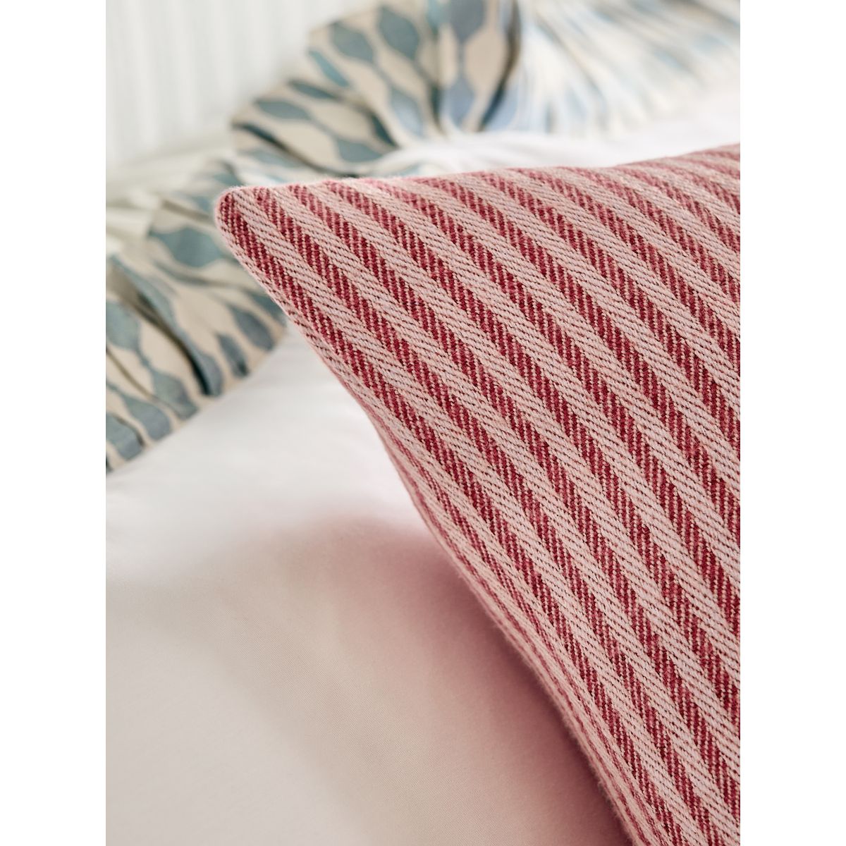 Coussin à rayures tissées 50 x 50 cm rose, NEXT