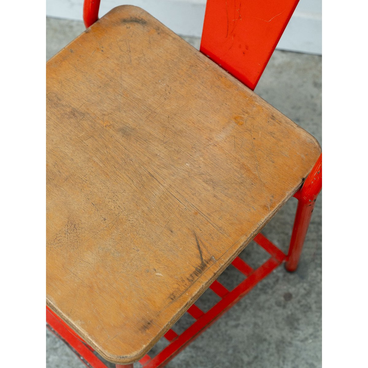 Paire de chaises chevet Tolix en métal rouge et bois Alma N°1707 - Bon état rouge, DEBONGOUT
