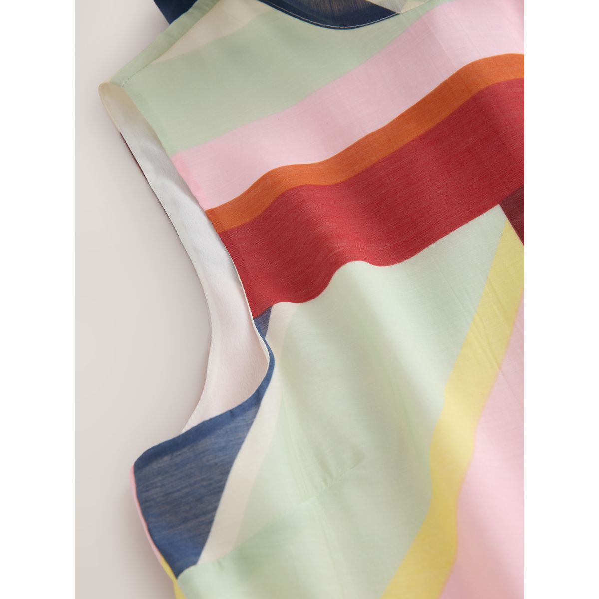 Robe de cérémonie sans manches asymétrique imprimé à rayures multicolores, NEXT