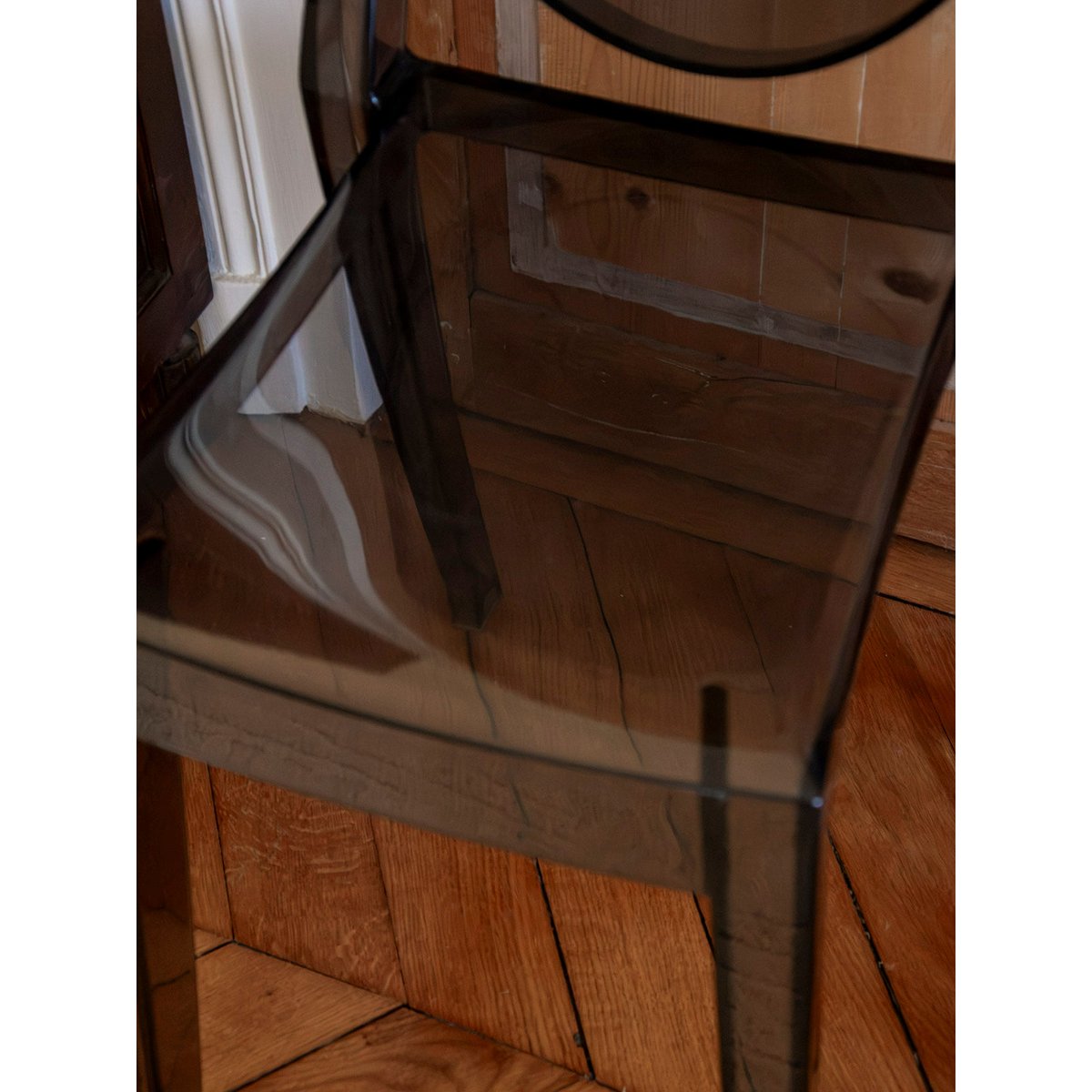 Paire de chaises en plastique fumé Alma N°2110 - Bon état fumé, DEBONGOUT