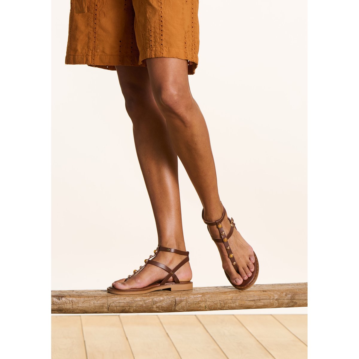 Sandales plates en cuir avec bijoux marron, LA FEE MARABOUTEE