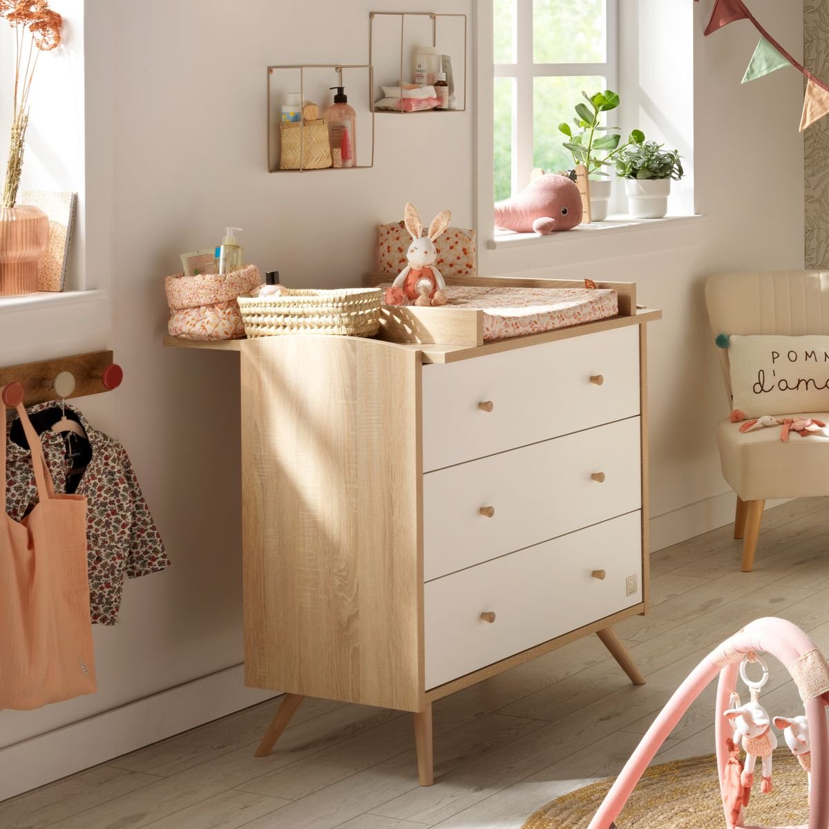 Chambre bébé trio: Lit bébé 70x140 évolutif, commode à langer 3 tiroirs et armoire 2 portes décor bois chêne et blanc blanc/marron, SAUTHON