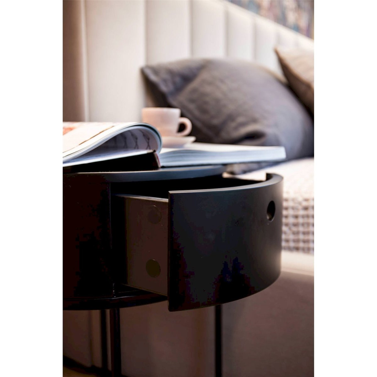 Table de chevet ronde métal collection POERAVA noir, RECOLLECTION