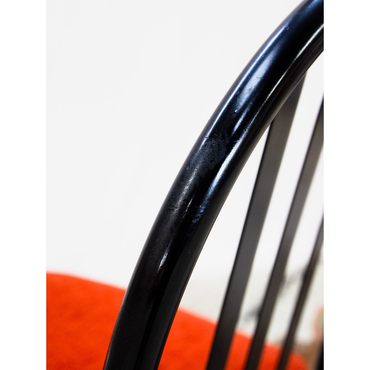 Chaise en métal noir et tissu orange Alma N°2138 - Bon état noir, DEBONGOUT
