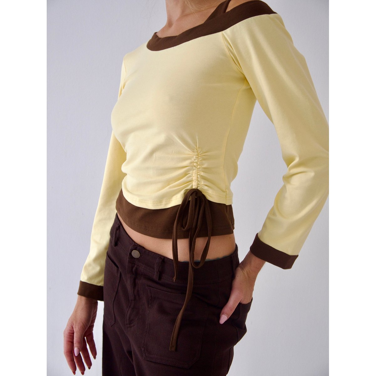 Top froncé col asymétrique CAMILA marron / jaune / marron chocolat, MINDTRAVELER