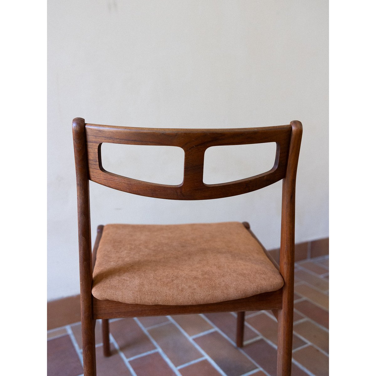 Paire de chaises aux jolis dossiers Alma N°1798 - Bon état bois foncé, DEBONGOUT