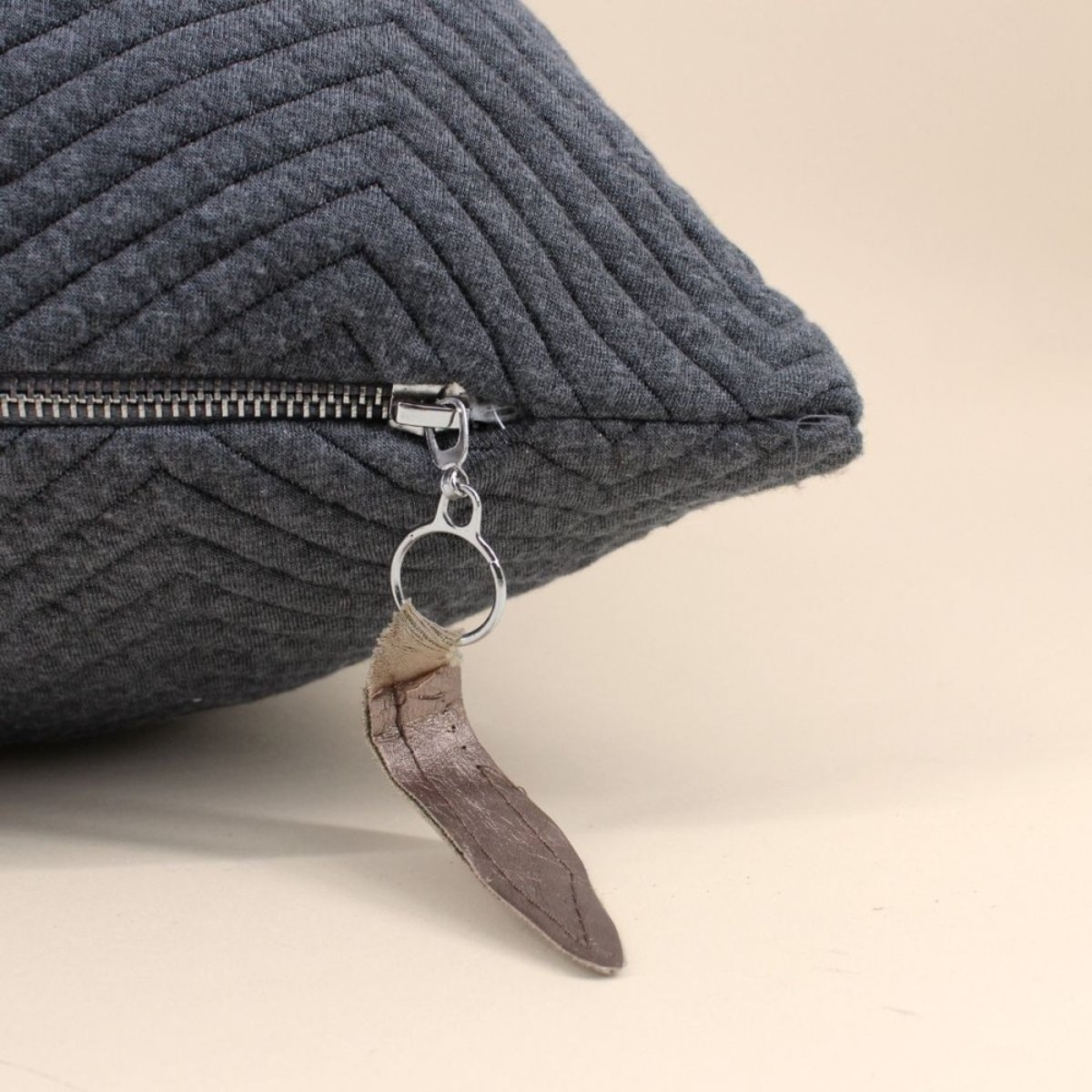 Coussin en tissu 50x50cm gris, ORNAMI