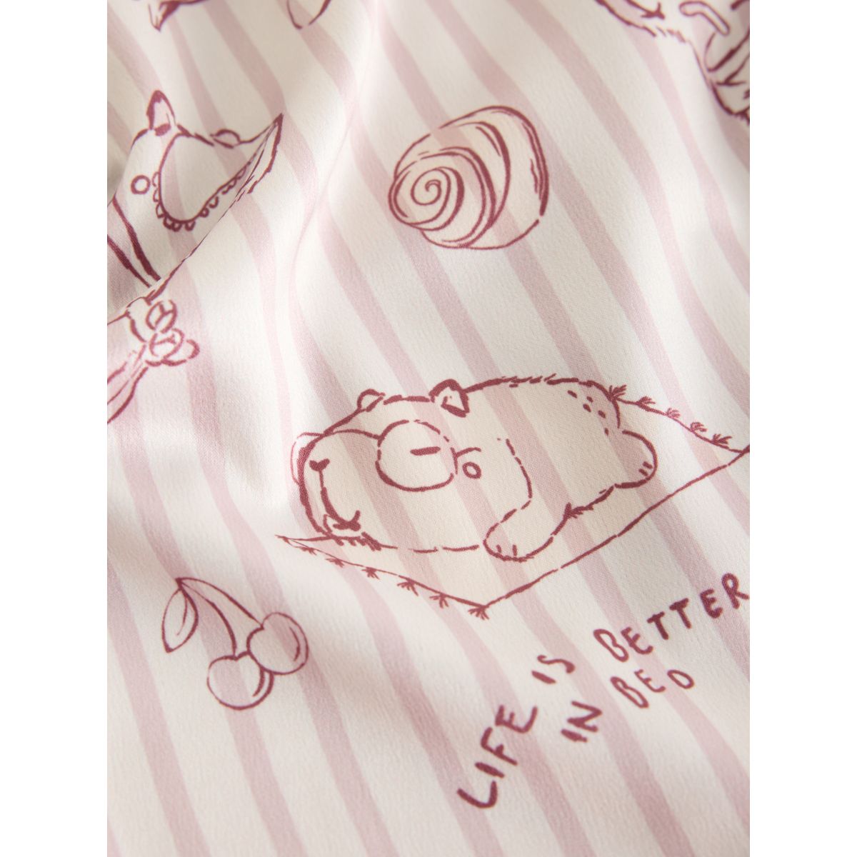 Pyjama boutonné en satin à motif capybara naturel, NEXT