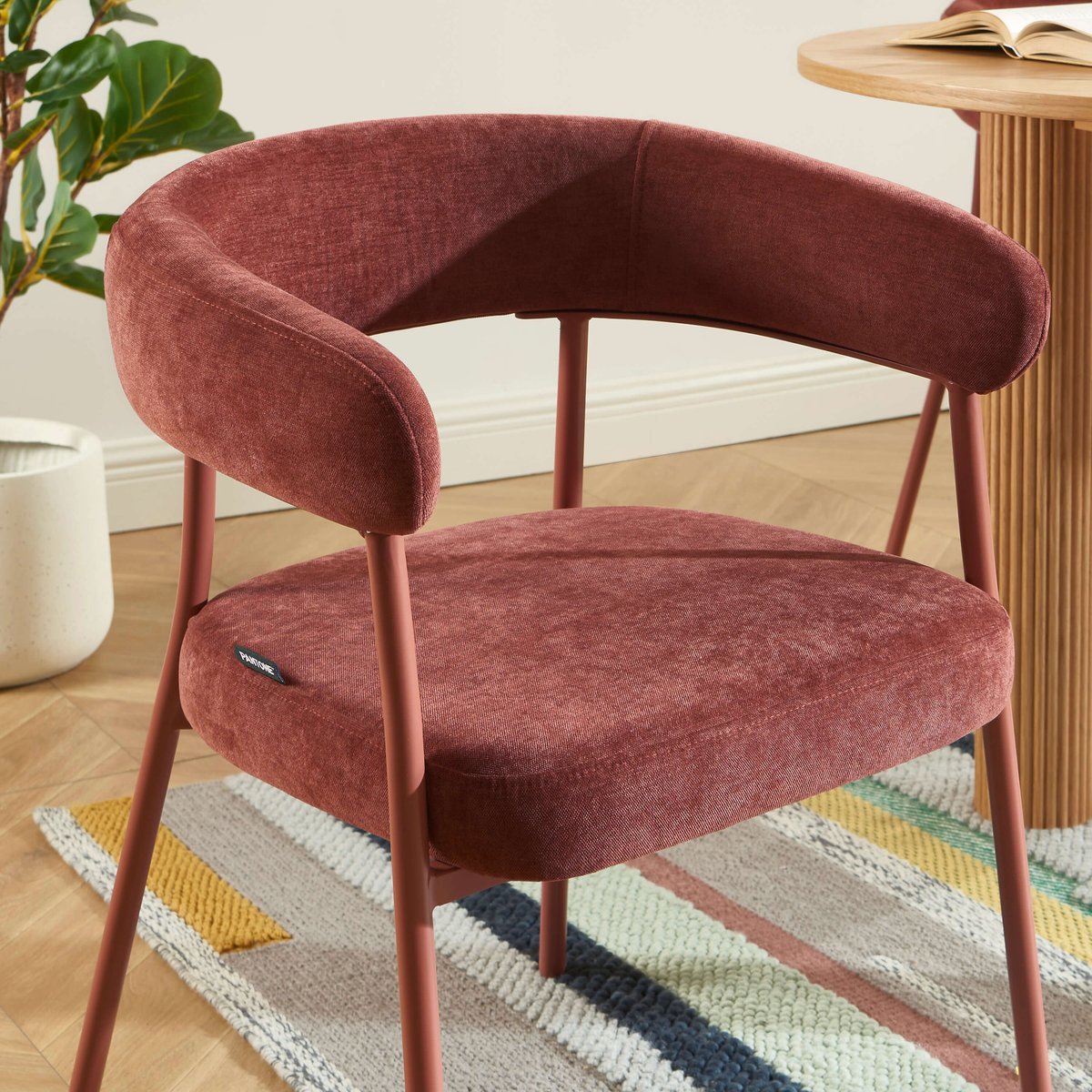 Chaise en tissu et acier terracotta, PANTONE