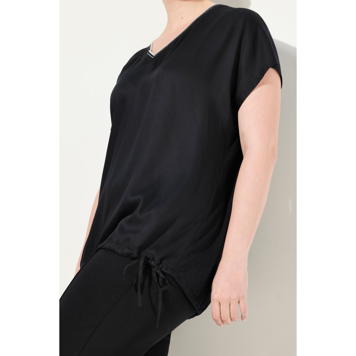 Blouse avec satin sur le devant. Décolleté noir, ULLA POPKEN