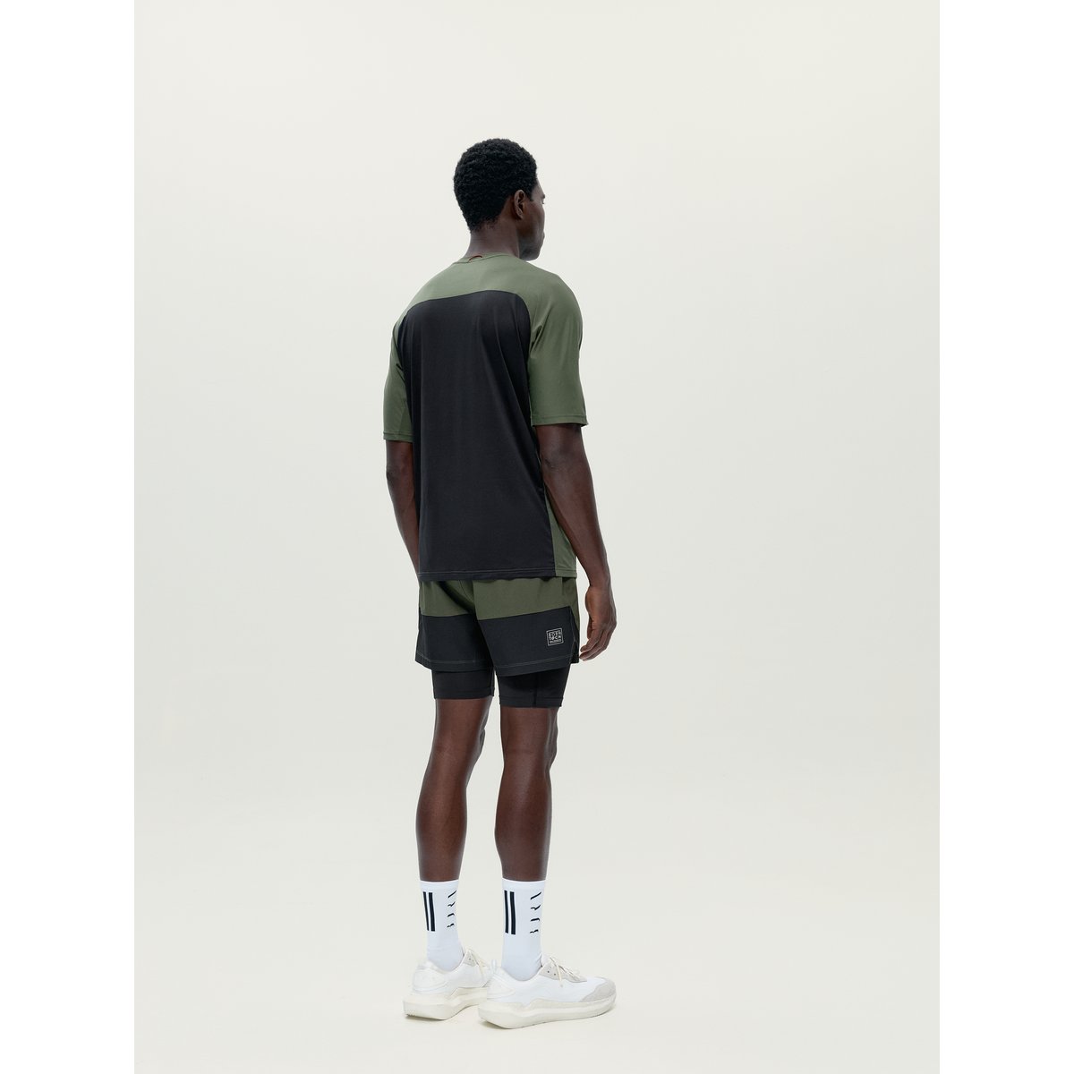 Short de sport homme Strider 2 en 1 avec short intérieur avec poches vert kaki/noir, BORN
