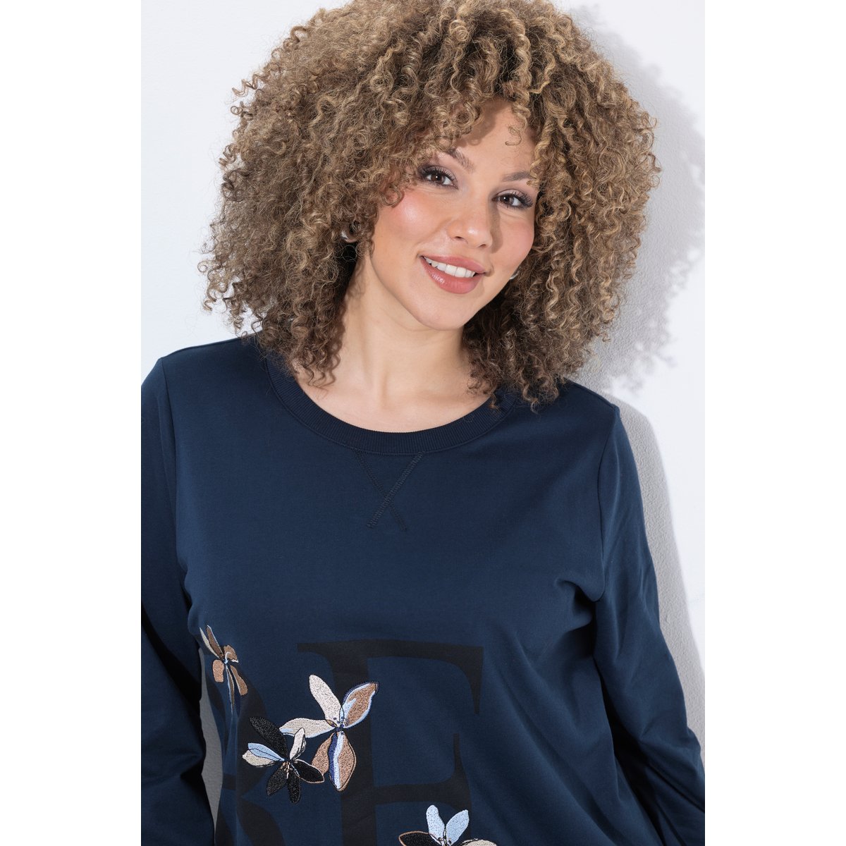 Sweat-shirt avec fleurs brodées marine, ULLA POPKEN