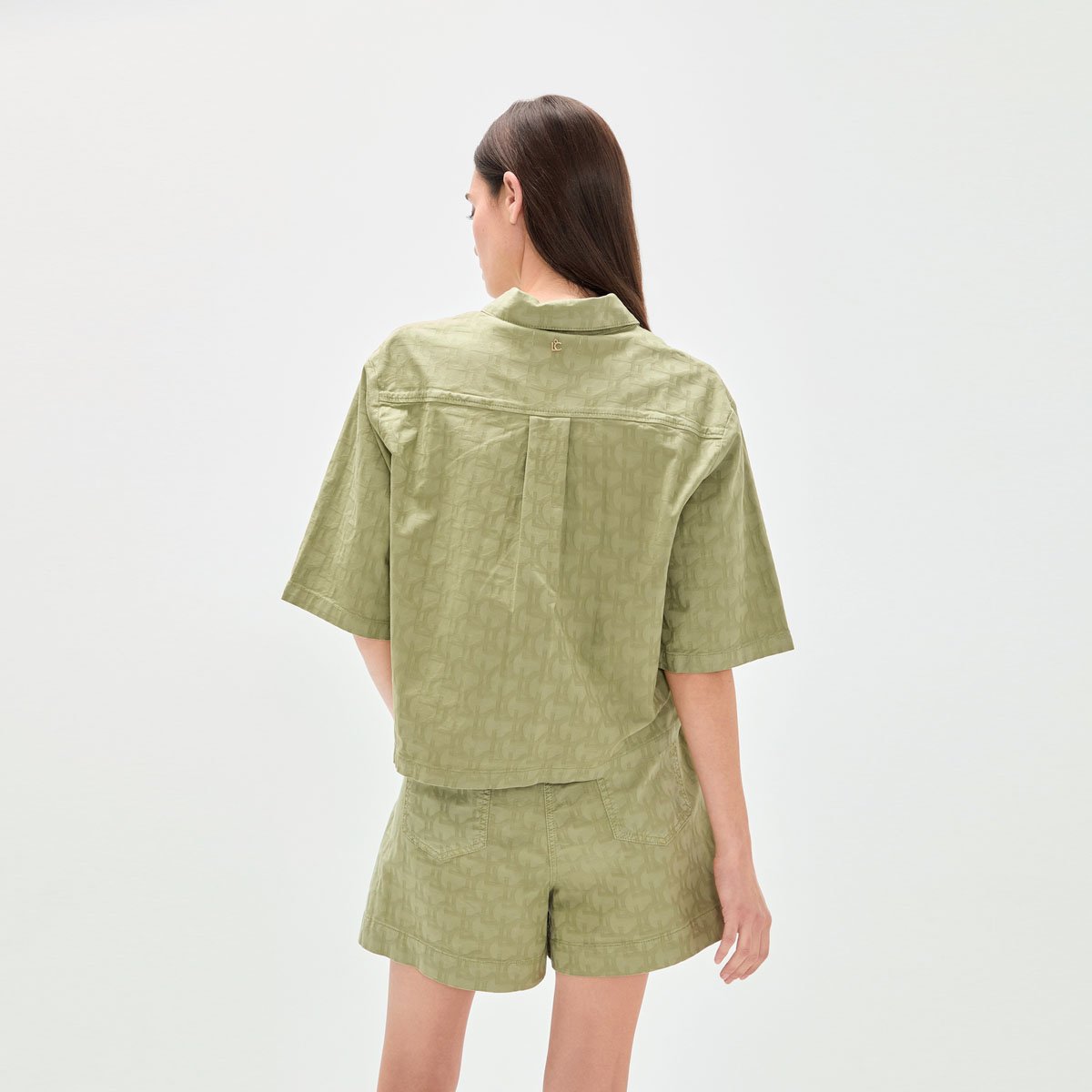 Chemise courte à manches courtes et imprimé ton sur ton vert olive, LOLA CASADEMUNT