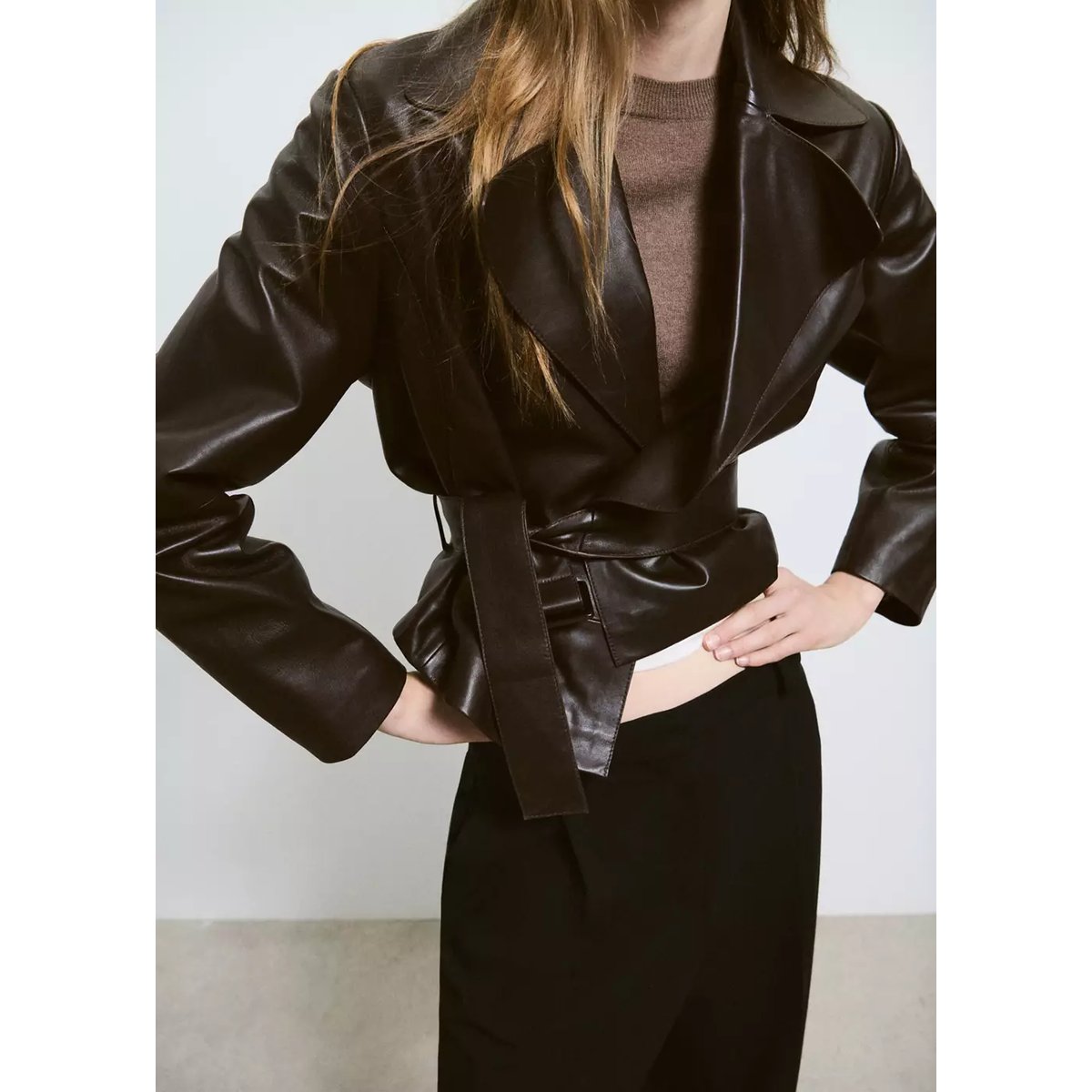 Trench crop en cuir avec ceinture chocolat, MANGO