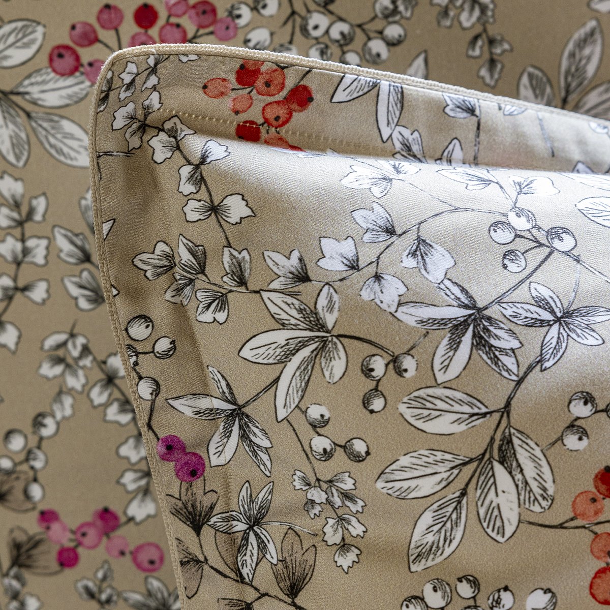 Taie d'oreiller imprimée en satin de coton bio, CUEILLETTE beige gazelle, ALEXANDRE TURPAULT