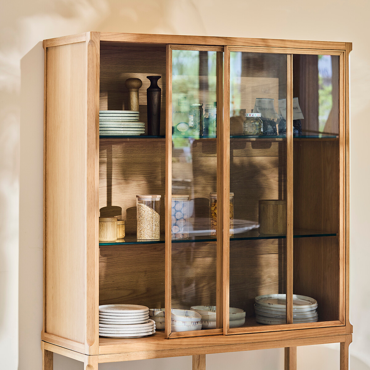 Aparador de vitrina alta, en roble y chapa de madera, IÉNA, diseño de Emmanuel Gallina roble natural, AM.PM X EMMANUEL GALLINA