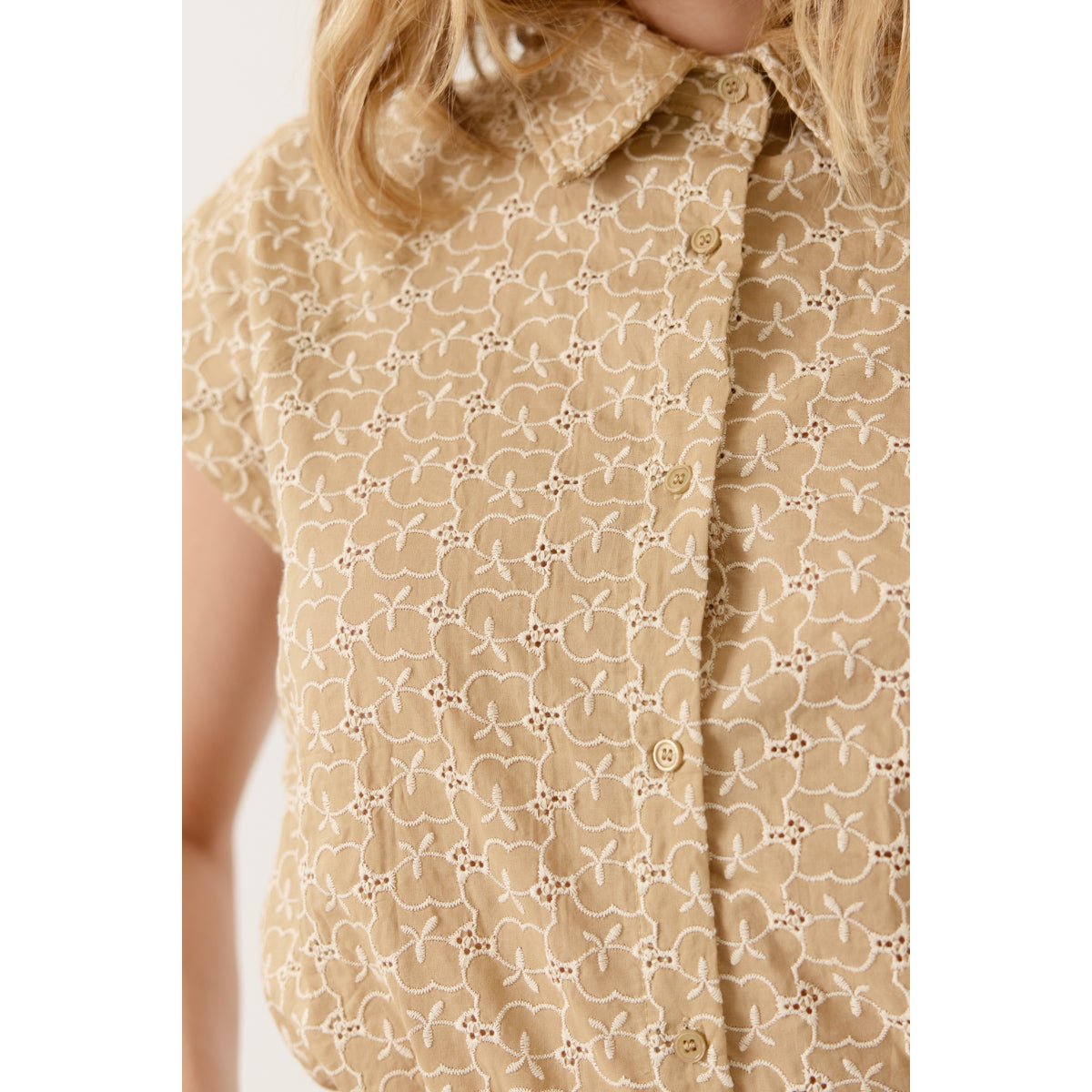 Chemise Aralys sans manches avec un col chemise et dentelle ajourée beige, ARTLOVE