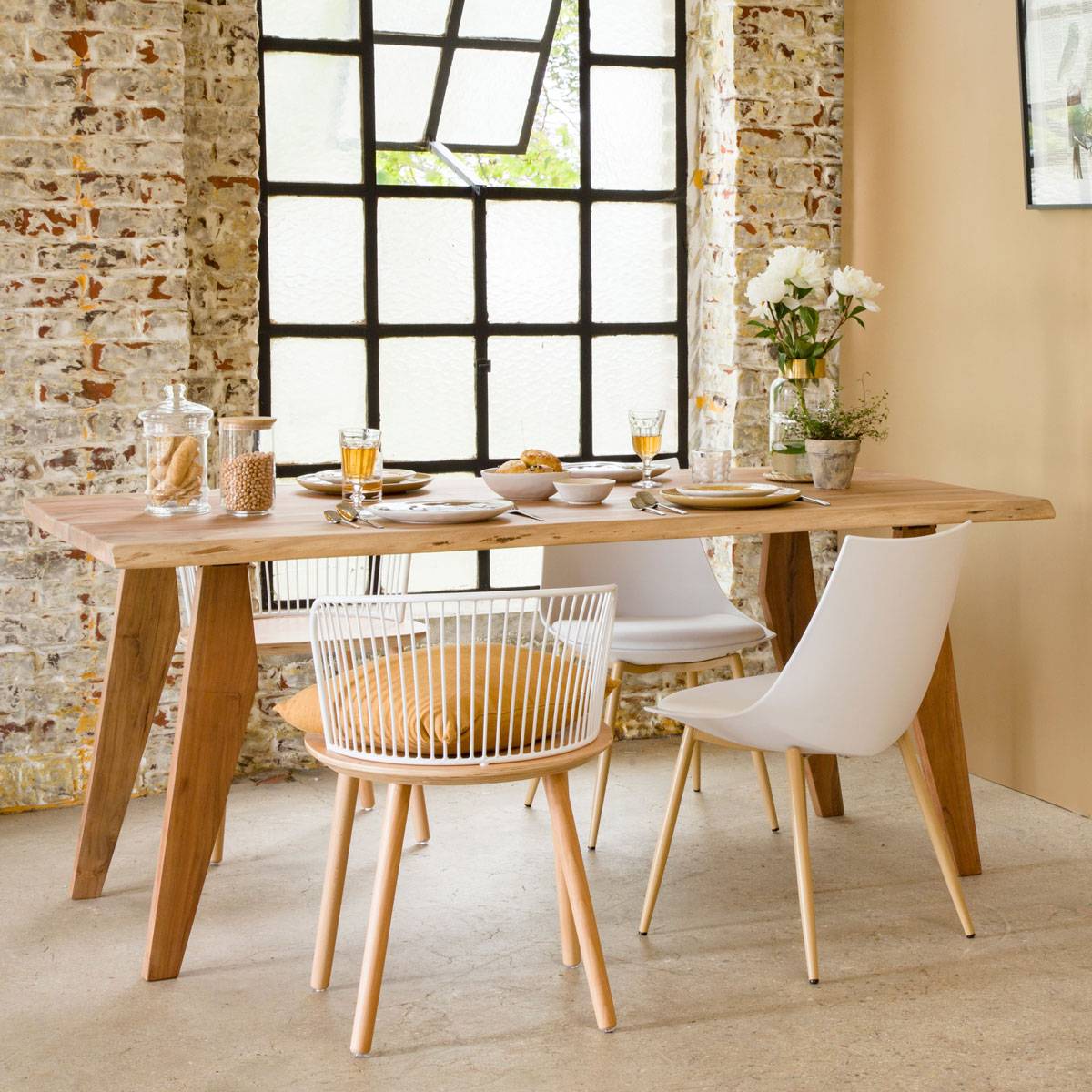 Table à manger en bois d'acacia LORIANE bois clair, MADE IN MEUBLES