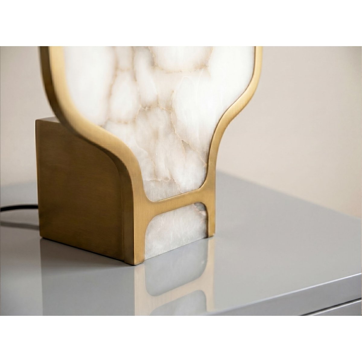 Lampe de table en pierre naturelle d’Alabâtre et acier poli blanc | or, ANGEL CERDA