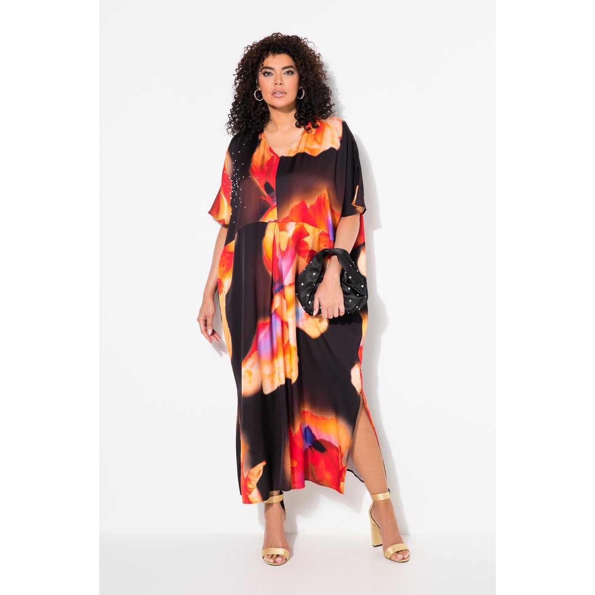 Caftan en satin. Motif fleurs et strass. noir, ULLA POPKEN