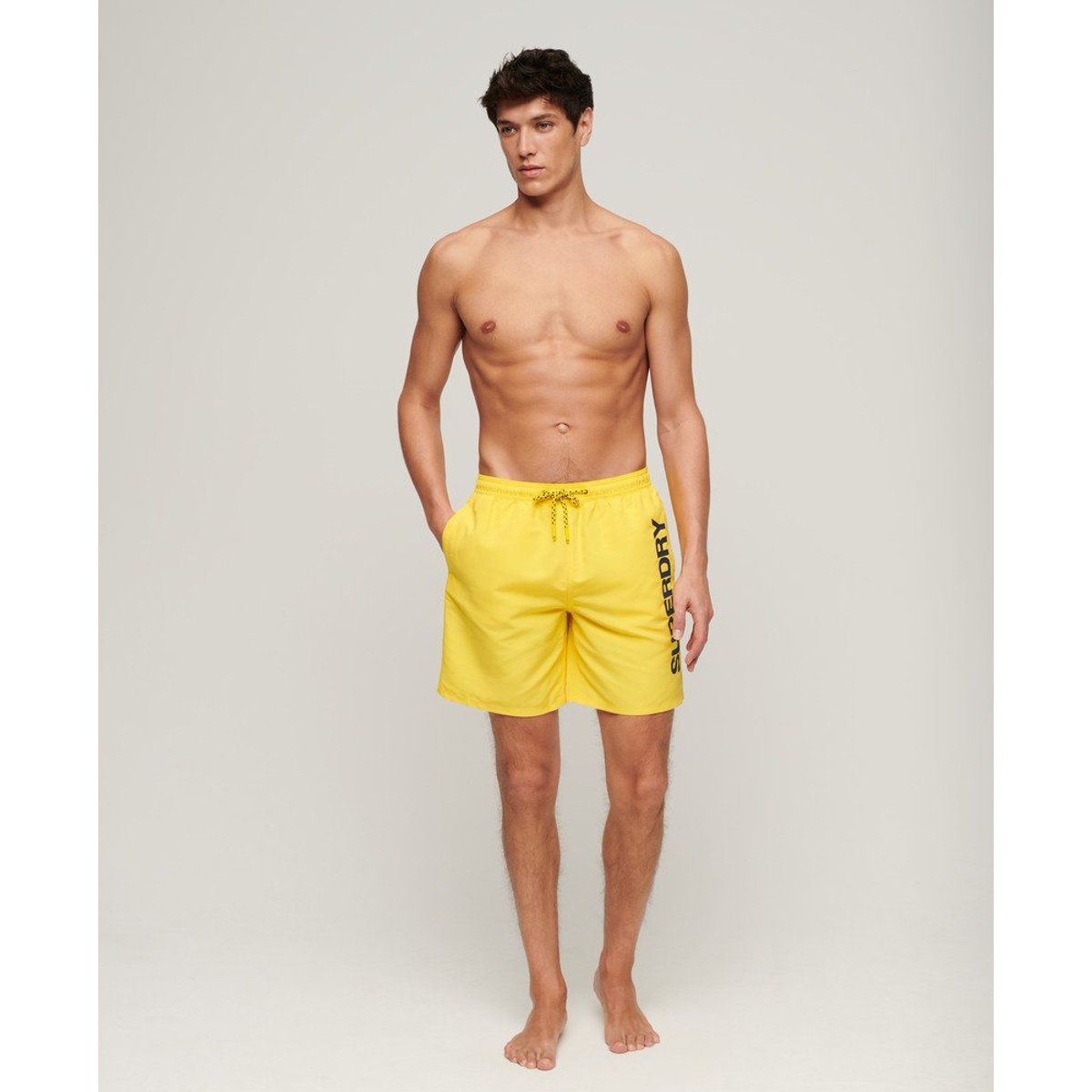 Short de bain de sport recyclé à motif longueur 43 cm jaune cyber, SUPERDRY