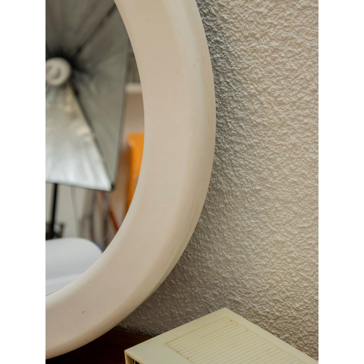 Miroir rond en plexiglass crème Igor N°1190 - Bon état crème, DEBONGOUT