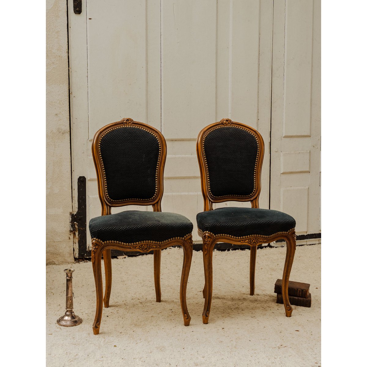 Paire de chaises en bois et tissu noir Claude N°1702 - Bon état bois foncé, DEBONGOUT