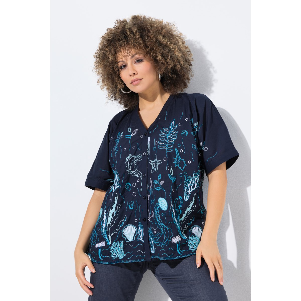 Chemisier oversize avec broderies. Décolleté marine, ULLA POPKEN