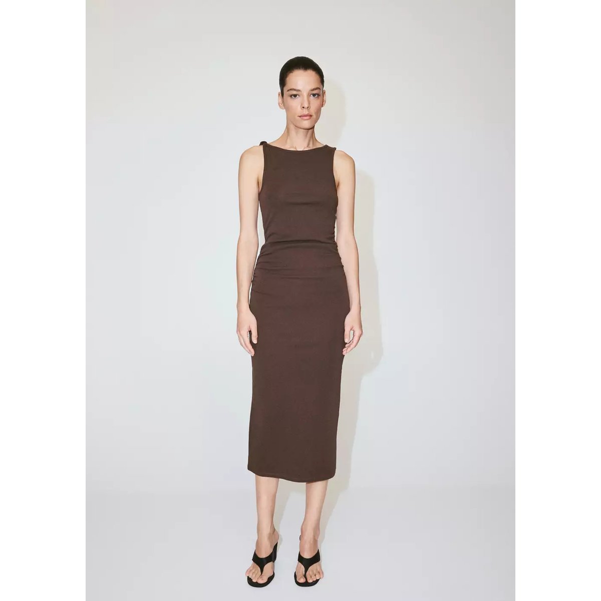 Robe froncée à bretelle asymétrique marron, MANGO