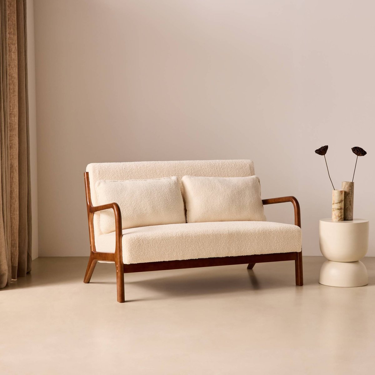 Banquette scandinave 2 places bois d'hévéa teinté noyer clair et bouclette LORENS crème, SWEEEK