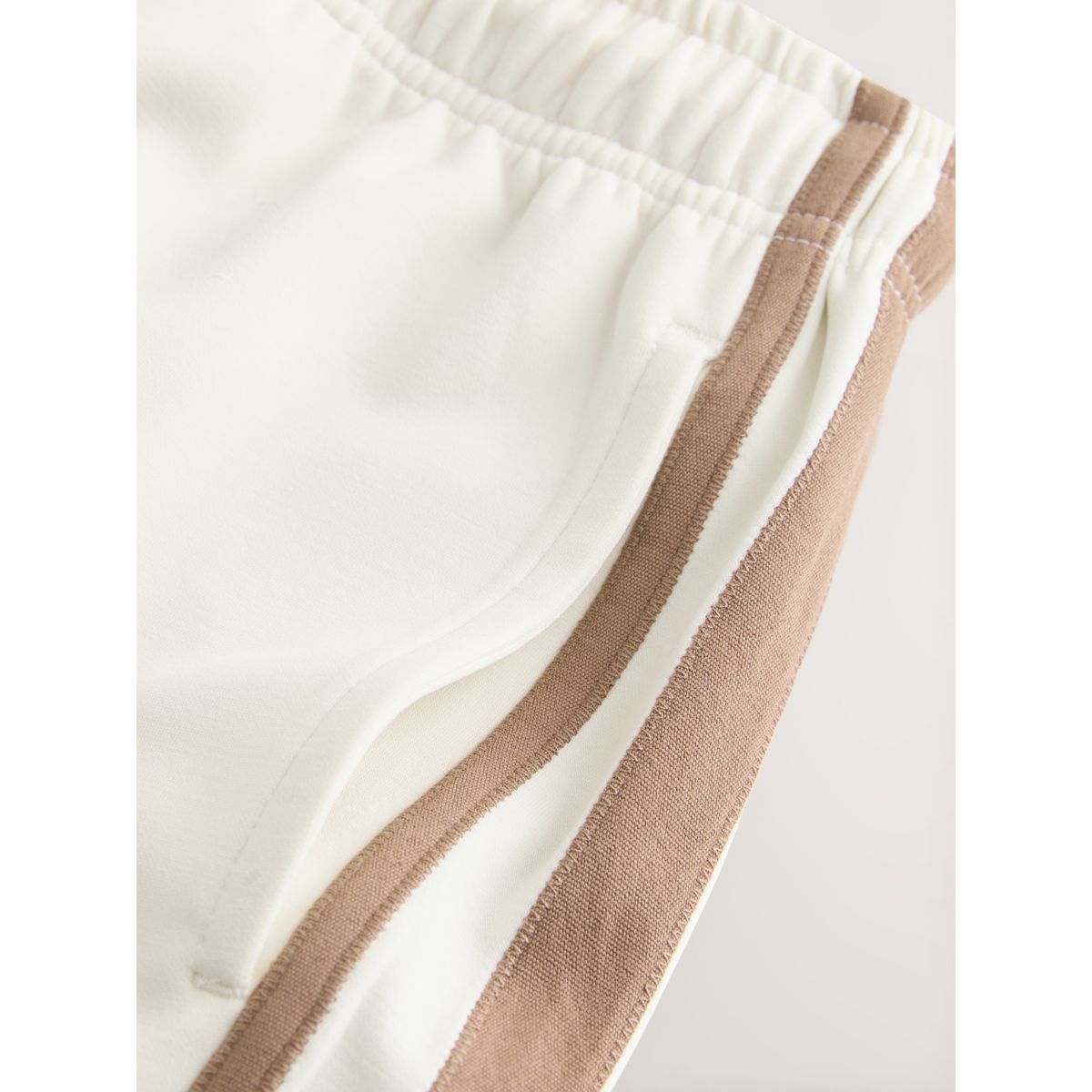 Short en jersey à rayures latérales écru/marron, NEXT
