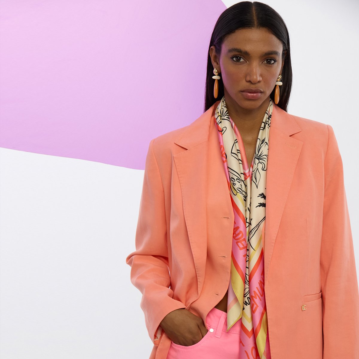 Foulard en satin imprimé logo XL et motifs estivaux rose, LOLA CASADEMUNT
