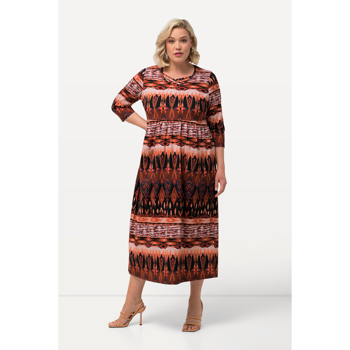 Robe en jersey coupe trapèze. Décolleté rond noir, ULLA POPKEN