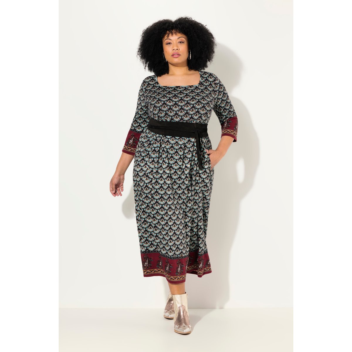 Robe en jersey avec poches. Encolure carrée noir, ULLA POPKEN