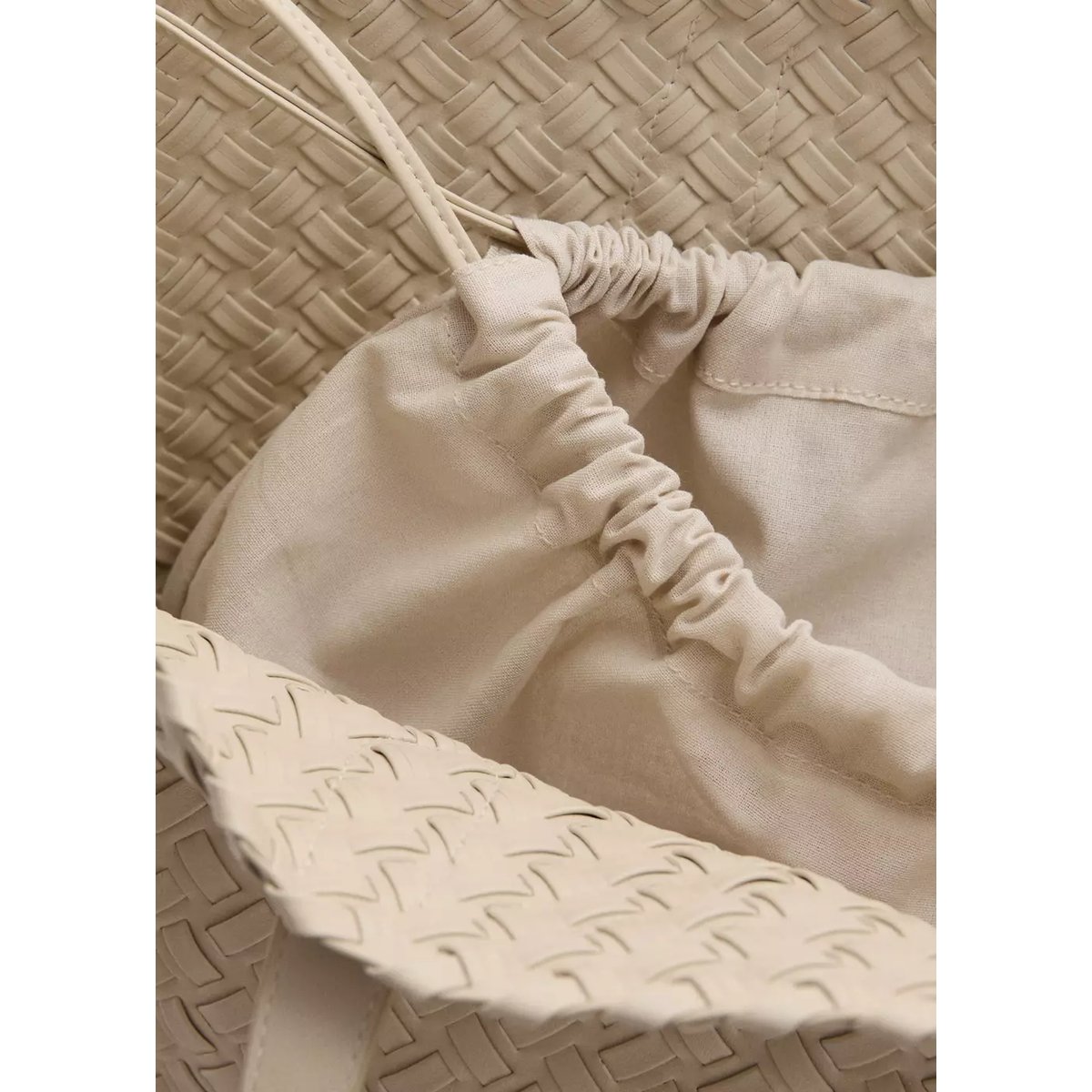 Sac tote tressé blanc cassé, MANGO